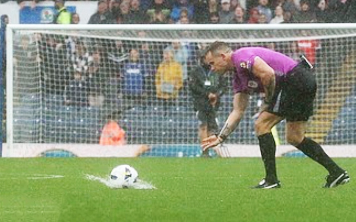 Fan ‘để tóc dài chờ Man Utd thắng 5 trận liền” bị túm tóc tại Old Trafford - Ảnh 5.