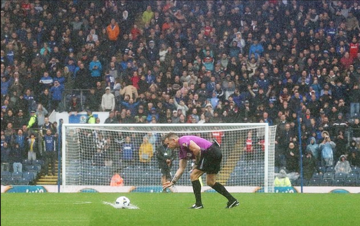 Trận Blackburn - Ipswich dừng ở phút 79 vì sân ngập nước - Ảnh 1.