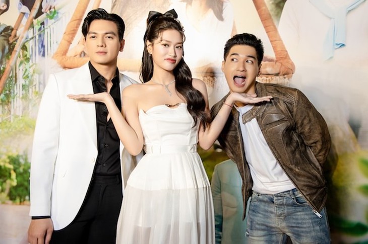 Hoa hậu Thiên Ân và bước tiến trên màn ảnh rộng, được Thu Trang, Trấn Thành hết lời khen ngợi   - Ảnh 2.