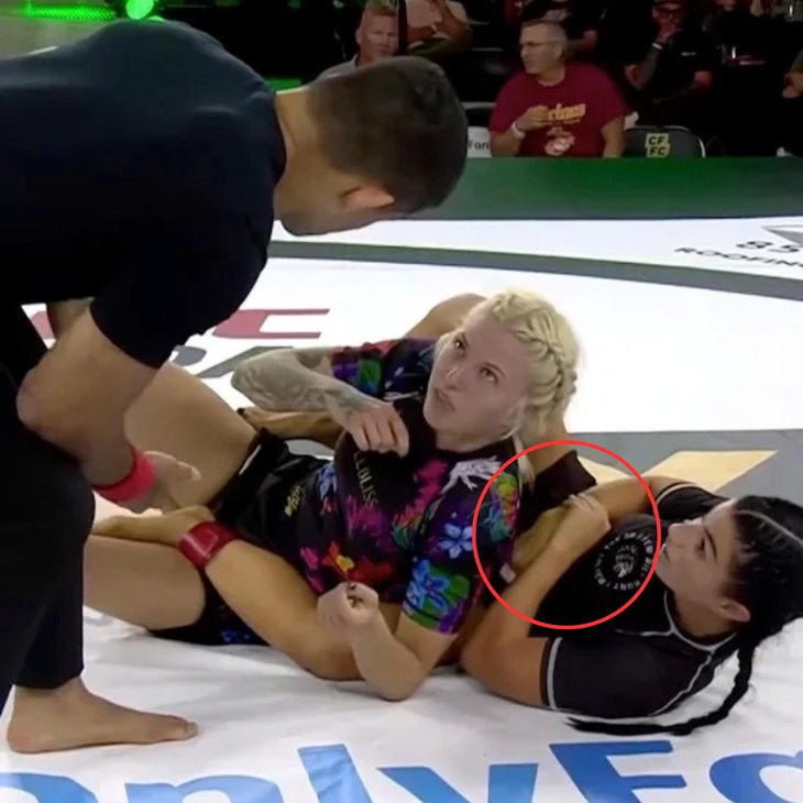 Nữ võ sĩ Brazil tự làm mình gãy tay trên sàn đấu - Ảnh 1.