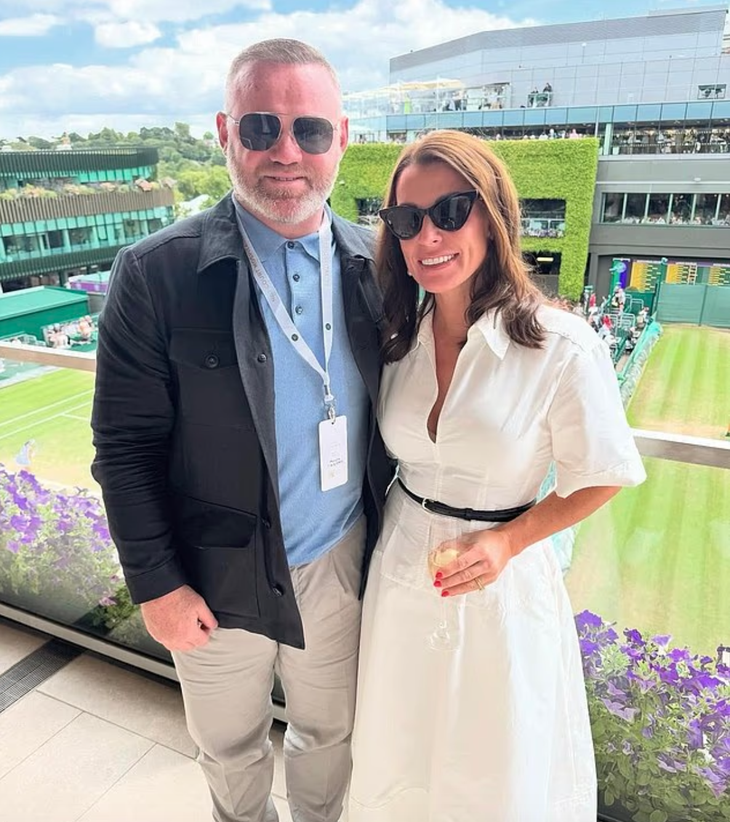 Wayne Rooney tiết lộ từng khóa cửa sổ nhốt vợ vì treo cờ Liverpool - Ảnh 1.