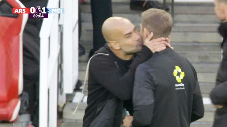 Man City vuột chiến thắng trước Arsenal sau khi HLV Guardiola hôn trọng tài - Ảnh 1.