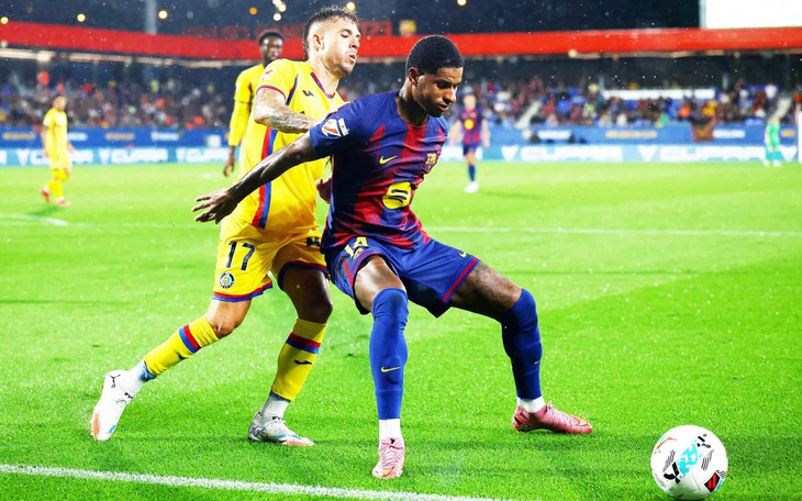 Nhà vô địch đi bộ thế giới tìm lại được nhẫn cưới mất trên đường đua - Ảnh 3.