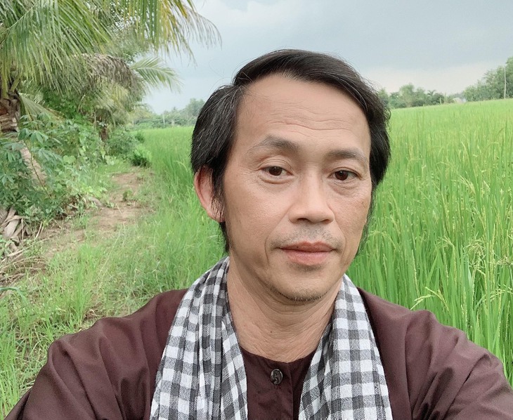 Hoài Linh phải chạy marathon 2km trên đồng ruộng trong phim mới - Ảnh 1.