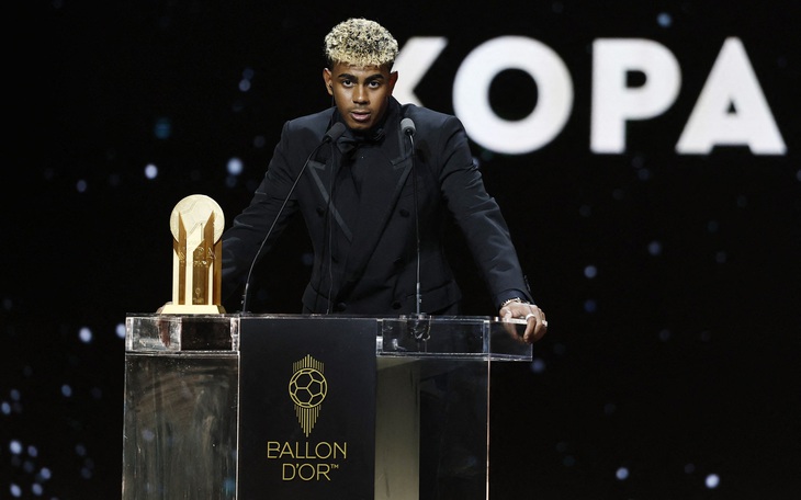 Ekitike bị HLV Arne Slot của Liverpool mắng vì thẻ đỏ ‘ngu ngốc’ - Ảnh 4.