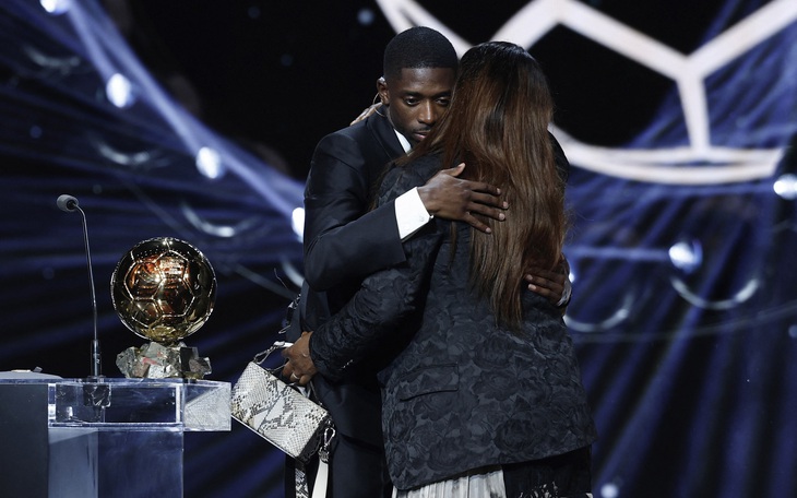 Ekitike bị HLV Arne Slot của Liverpool mắng vì thẻ đỏ ‘ngu ngốc’ - Ảnh 5.