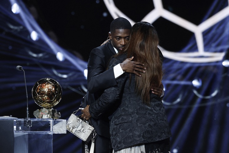 Mẹ lên dỗ khi Dembele bật khóc tại gala Quả bóng vàng - Ảnh 1.