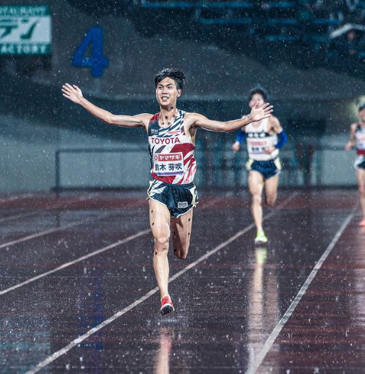 Miếng dán bí ẩn của chân chạy Nhật Bản khiến nhiều người tò mò - Ảnh 2.