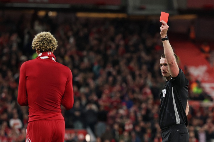 Ekitike bị HLV Arne Slot của Liverpool mắng vì thẻ đỏ ‘vô duyên’ - Ảnh 1.