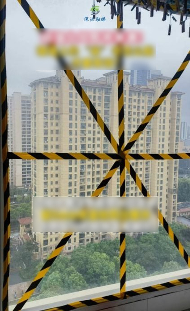 Netizen Trung Quốc dán hình Tạ Đình Phong lên cửa kính để chống bão - Ảnh 2.