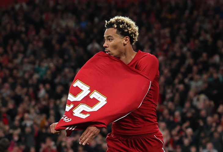 Những màn ăn mừng ‘thảm họa’ trong bóng đá - Ảnh 1.