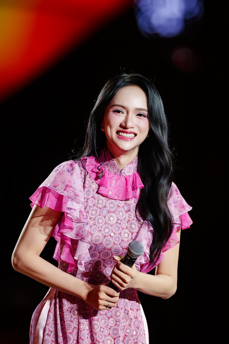 Hương Giang thi Miss Universe: Từ nhà sản xuất thành thí sinh, hợp luật nhưng lạ đời - Ảnh 3.