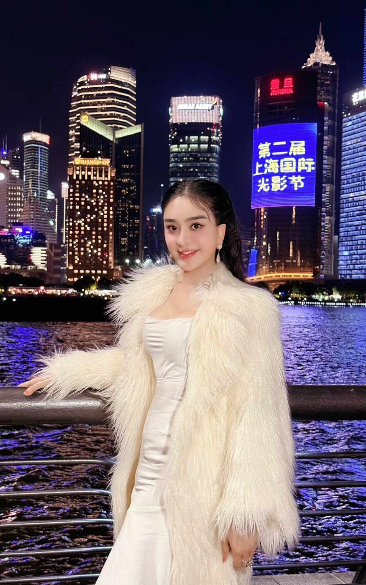 Lâm Khánh Chi thẩm mỹ lần 10, chi 600 triệu sang Trung Quốc căng cổ thiên nga - Ảnh 3.