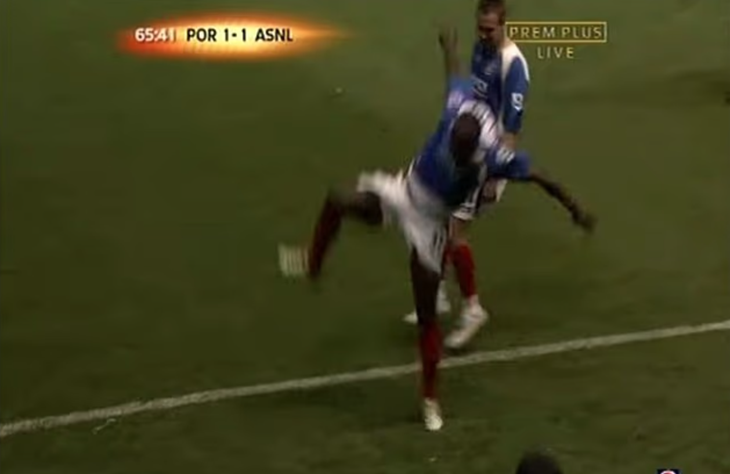 Những màn ăn mừng ‘thảm họa’ trong bóng đá - Ảnh 2.