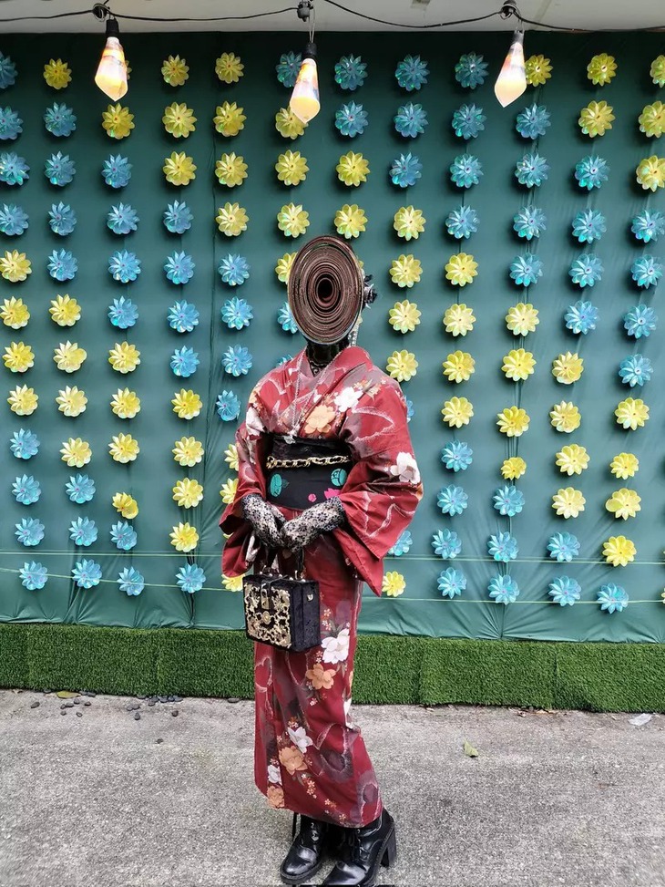 Tại sao người phụ nữ Nhật Bản này lại che mặt khi chụp hình? - Ảnh 2.