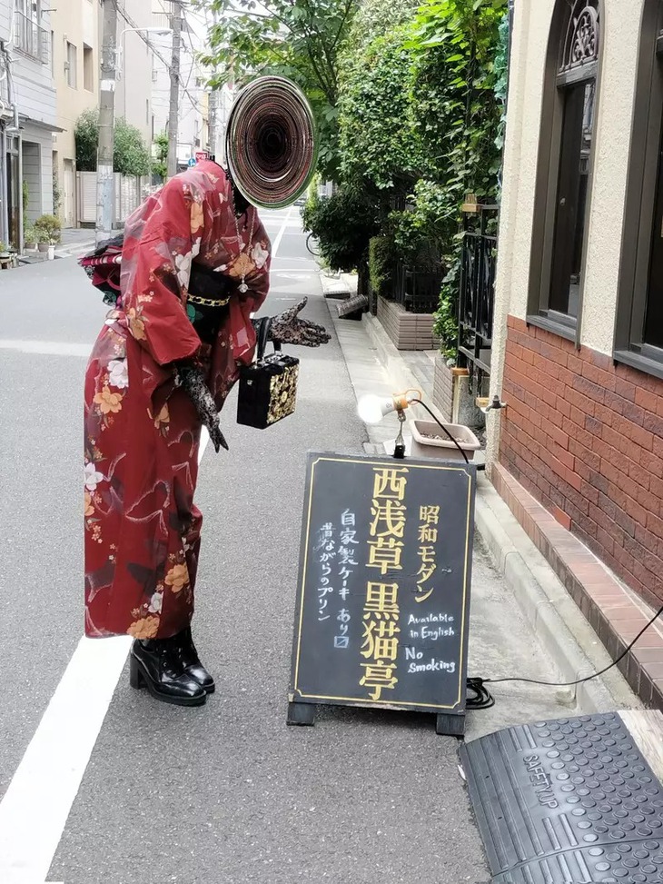 Tại sao người phụ nữ Nhật Bản này lại che mặt khi chụp hình? - Ảnh 1.