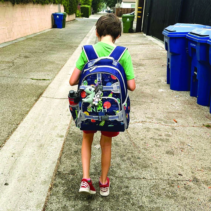 Xách ba lô lên và đau lưng - Ảnh 1.