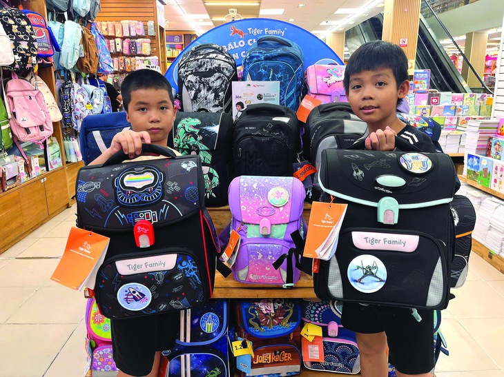 Cặp chống gù lên ngôi - Ảnh 1.