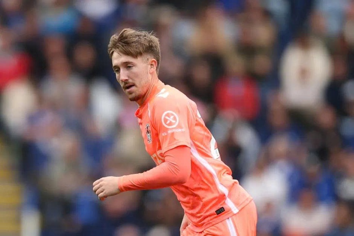 Cầu thủ Anh gặp chấn thương kỳ lạ vì mọc thêm xương ở chân - Ảnh 1.