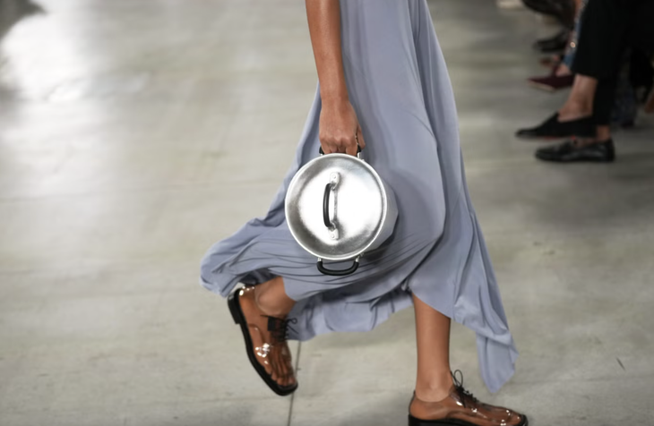 Moschino đem luôn cái nồi nhôm lên sàn diễn thời trang - Ảnh 1.