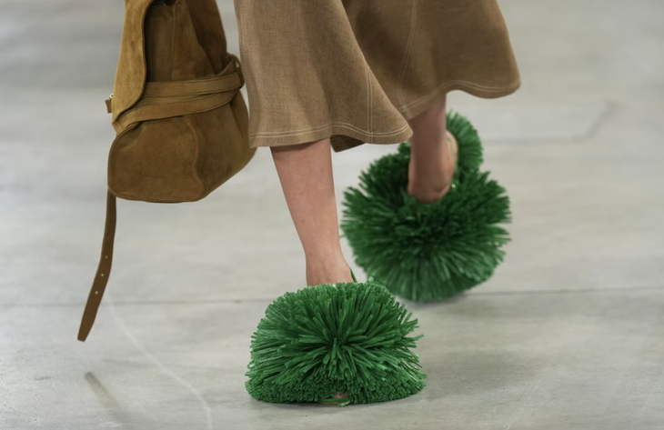 Moschino đem luôn cái nồi nhôm lên sàn diễn thời trang - Ảnh 2.