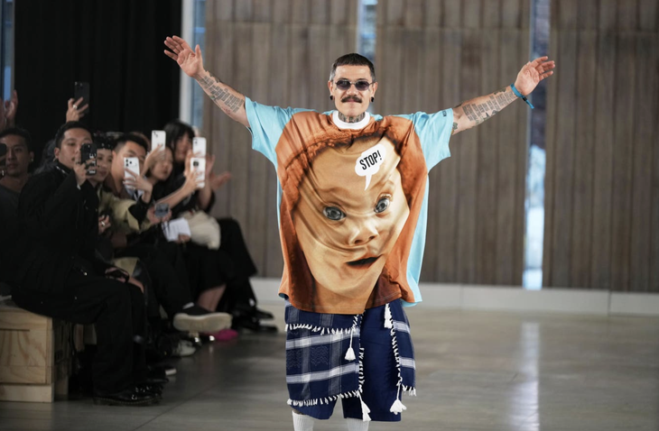 Moschino đem luôn cái nồi nhôm lên sàn diễn thời trang - Ảnh 4.