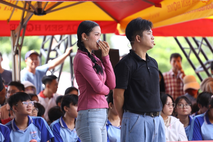 'Mái ấm gia đình Việt' ghi hình tại An Giang: nhiều nghệ sĩ bật khóc - Ảnh 2.