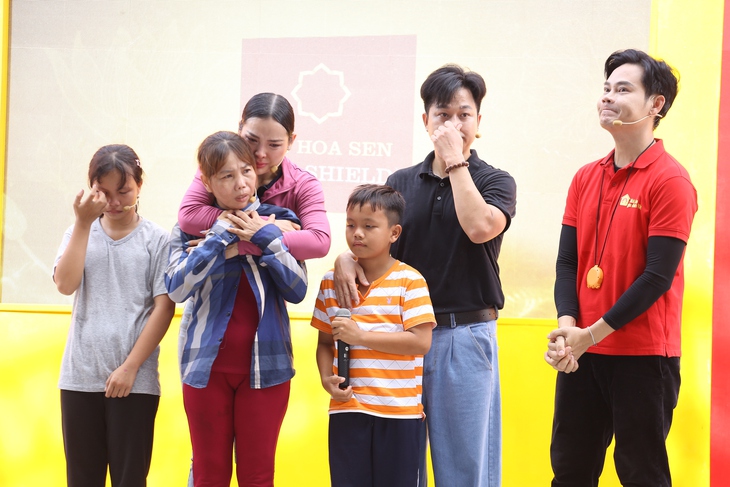'Mái ấm gia đình Việt' ghi hình tại An Giang: nhiều nghệ sĩ bật khóc - Ảnh 1.