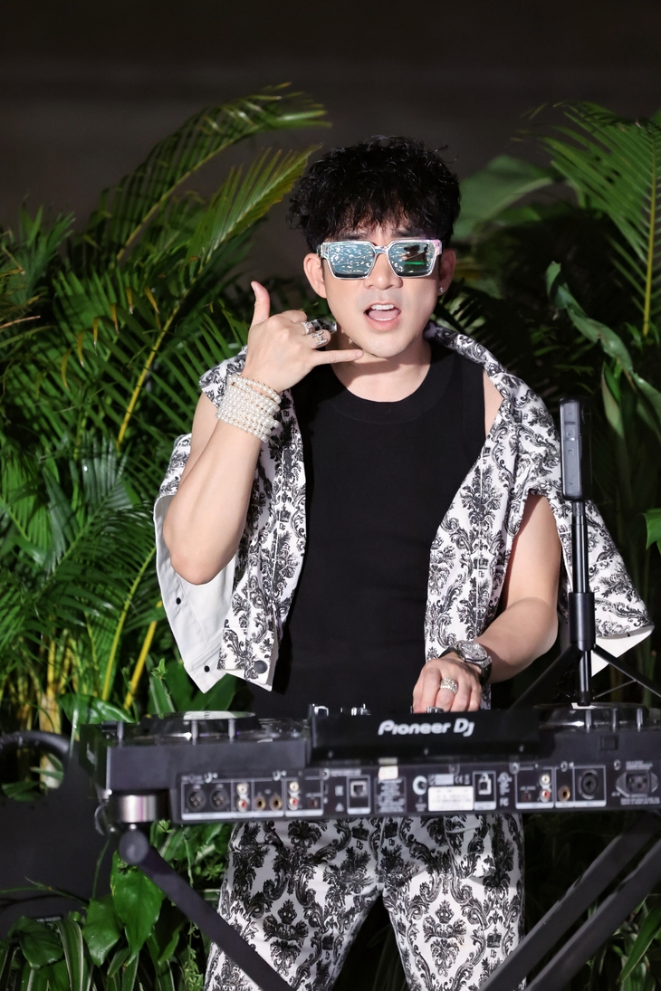 Quang Hà tận dụng 'cây nhà lá vườn' kỷ niệm 25 năm ca hát  - Ảnh 1.