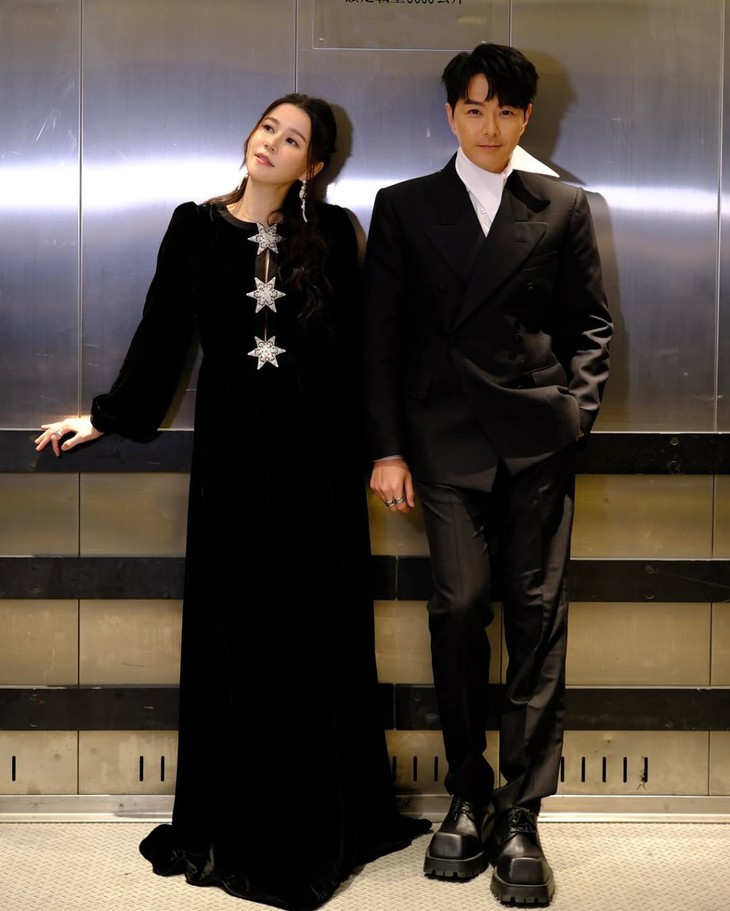 'Vợ chồng mẫu mực nhất TVB’ ra chợ bán cá - Ảnh 1.