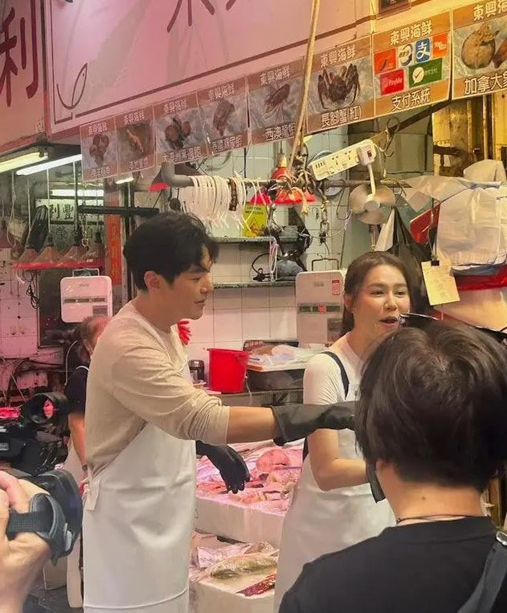 'Vợ chồng mẫu mực nhất TVB’ ra chợ bán cá - Ảnh 2.