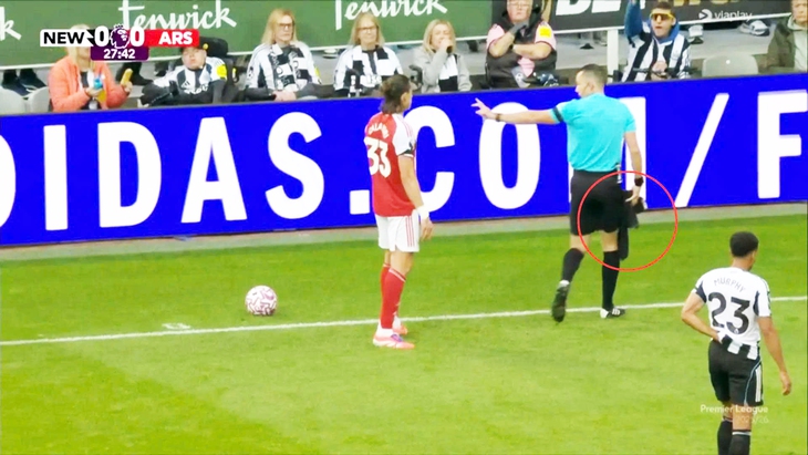 Trọng tài gây chú ý khi lấy đi khăn lau bóng từ tay cầu thủ Arsenal - Ảnh 1.