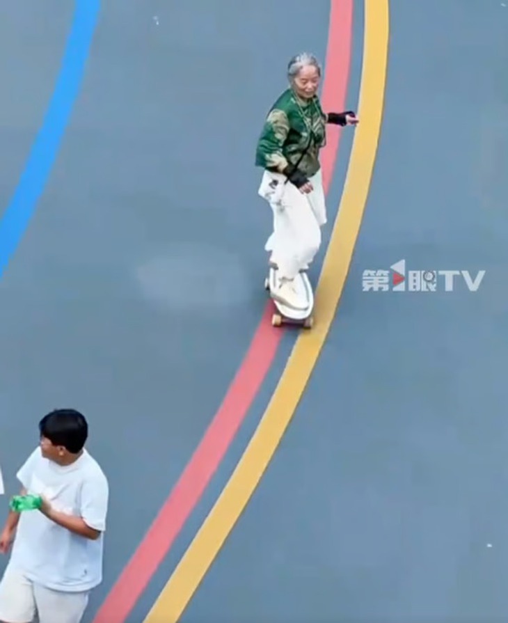 'Bà ngoại' 68 tuổi chơi trượt ván hơn cả thanh niên - Ảnh 2.