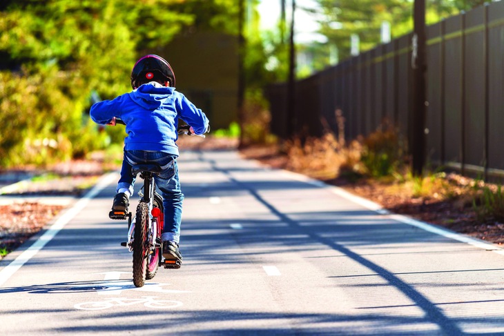 trẻ em ra đường   - Ảnh 1.