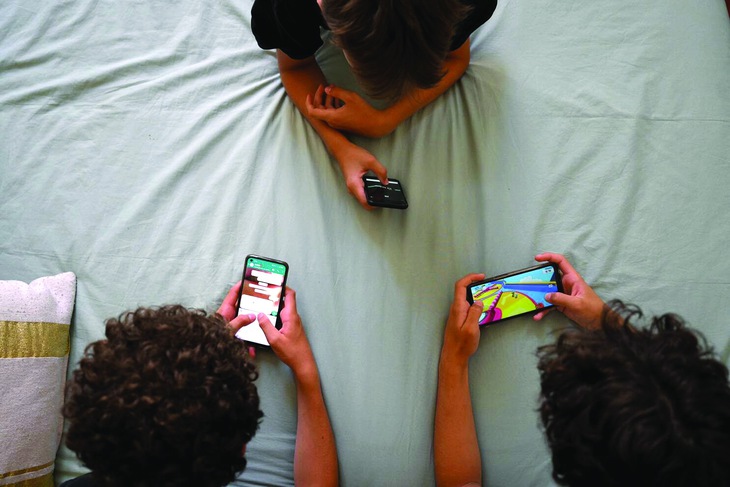 Trẻ con điện thoại  - Ảnh 1.