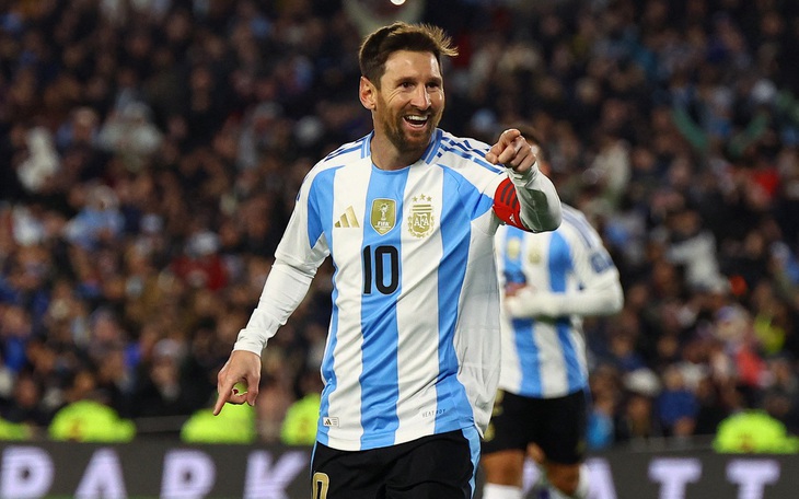 Luis Suarez bị cấm 6 trận vì... nhổ nước bọt vào đối thủ - Ảnh 5.