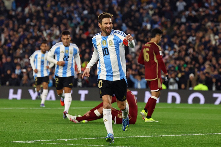 Lionel Messi nhòa lệ rồi rực sáng trong trận chia tay sân nhà Argentina - Ảnh 1.