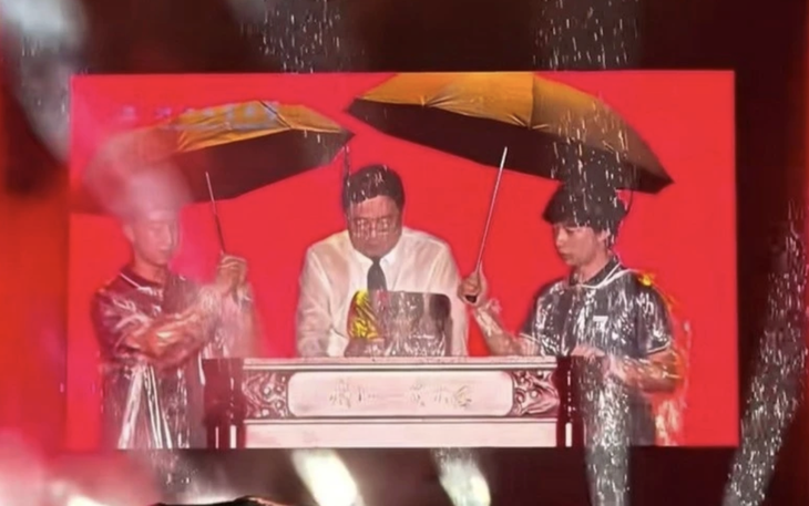 Hi hữu màn đi nhầm xe máy về nhà của hai chị gái mặc áo chấm bi - Ảnh 2.