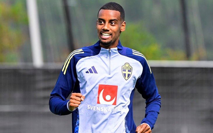 Ekitike bị HLV Arne Slot của Liverpool mắng vì thẻ đỏ ‘ngu ngốc’ - Ảnh 2.