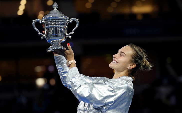 Aryna Sabalenka ném vợt xả giận suýt trúng ball kid  - Ảnh 2.