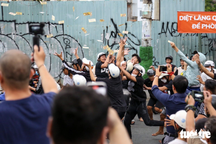 Rộ clip cúng cô hồn khắp cõi mạng: người bảo vui, kẻ chê phản cảm - Ảnh 1.