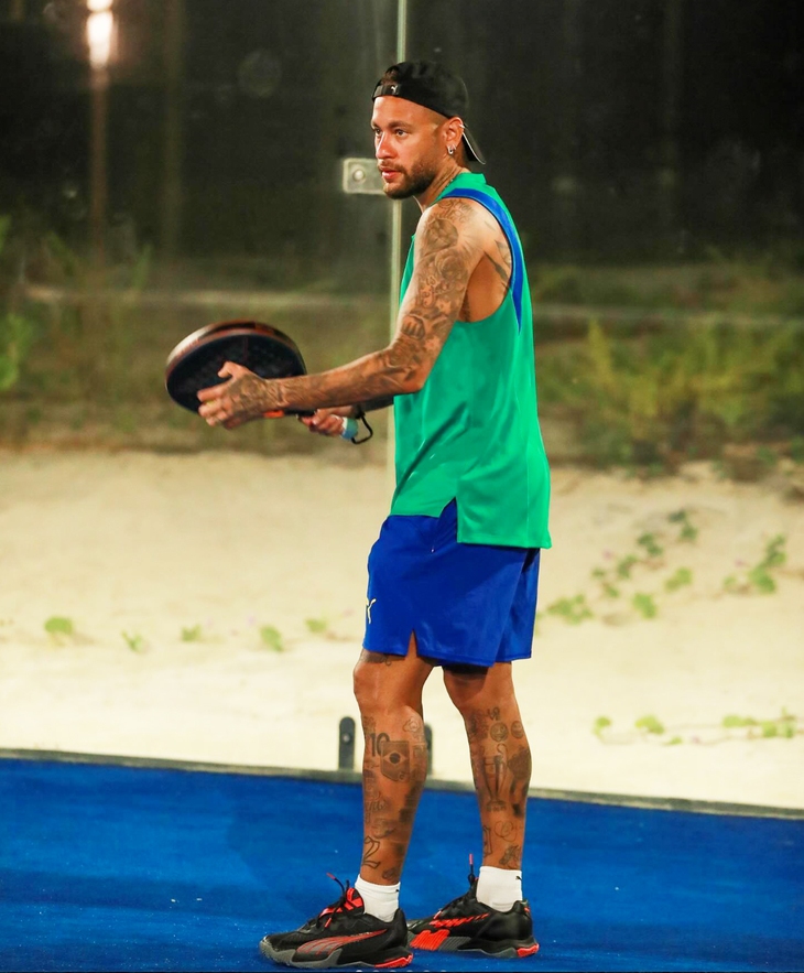 Neymar tuyên bố không đá trên sân cỏ nhân tạo nhưng lại chơi padel - Ảnh 2.