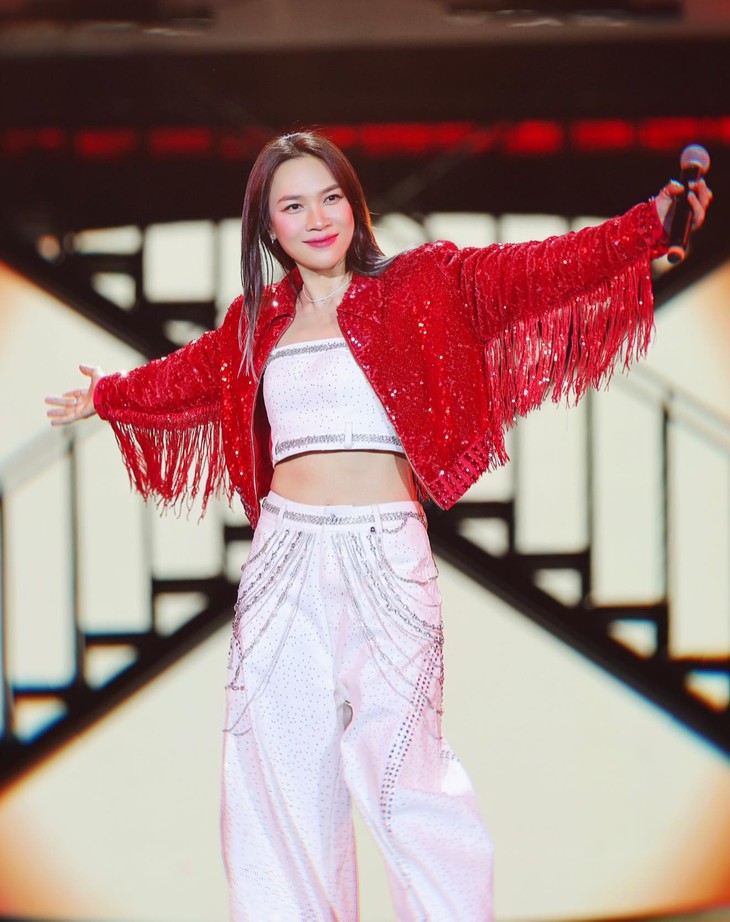 Sao Việt đón năm mới 2026: Pháo hoa ngoài phố, hạnh phúc trong nhà   - Ảnh 10.