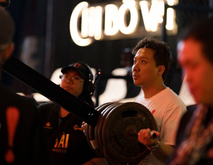 Sao Việt đón năm mới 2026: Pháo hoa ngoài phố, hạnh phúc trong nhà   - Ảnh 4.