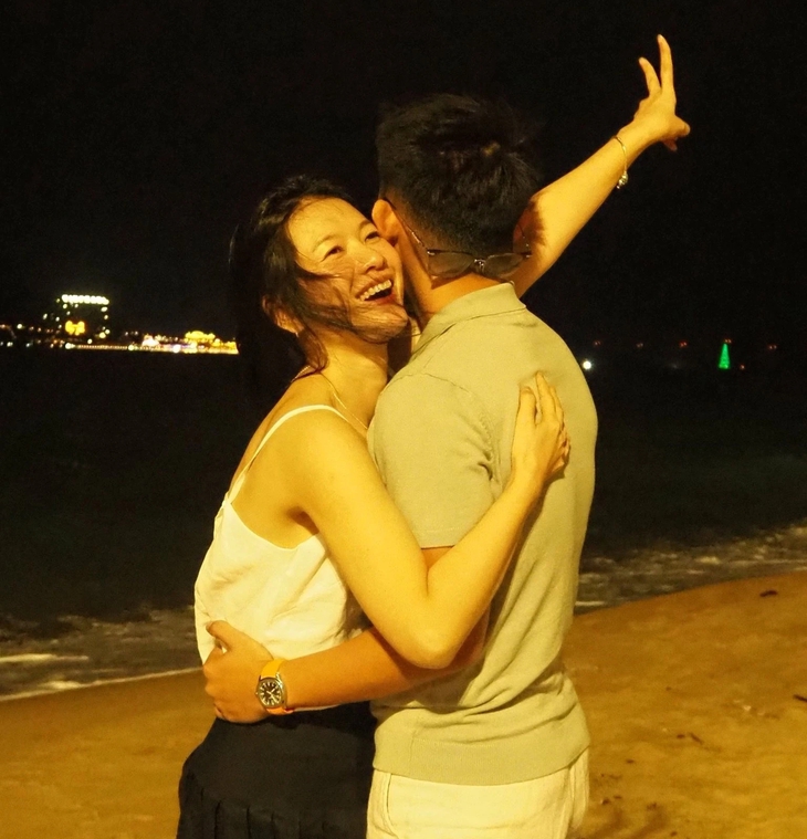 Sao Việt đón năm mới 2026: Pháo hoa ngoài phố, hạnh phúc trong nhà   - Ảnh 7.