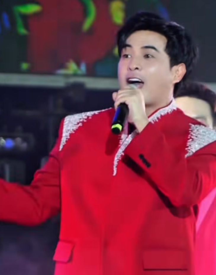 Sao Việt đón năm mới 2026: Pháo hoa ngoài phố, hạnh phúc trong nhà   - Ảnh 11.