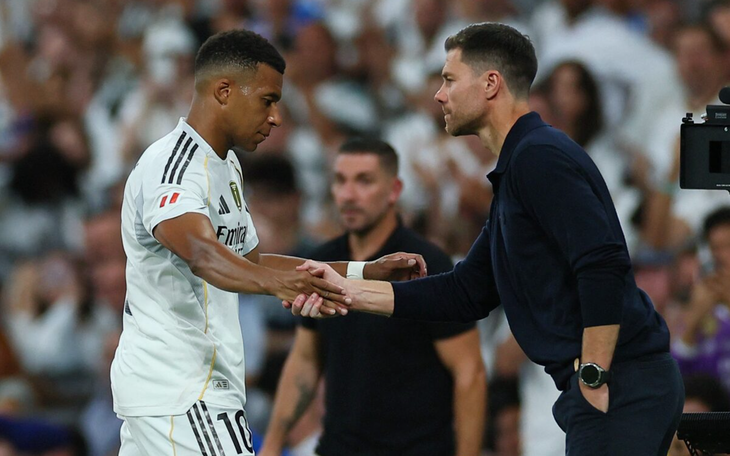 Thất nghiệp, tiền đạo Ngoại hạng Anh bán trà sữa, bánh rán mưu sinh - Ảnh 5.