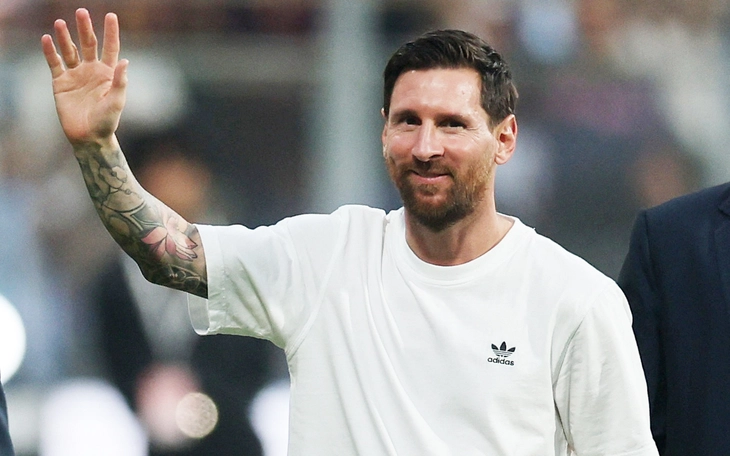 Thất nghiệp, tiền đạo Ngoại hạng Anh bán trà sữa, bánh rán mưu sinh - Ảnh 3.