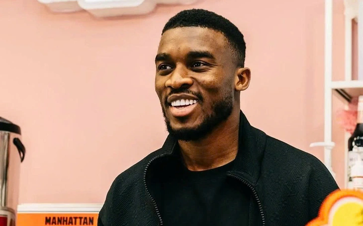 Cựu tiền vệ Liverpool Fabio bỏ chạy để ‘trốn’ thẻ đỏ - Ảnh 3.