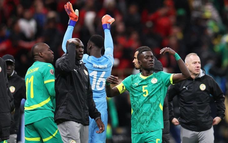 HLV ở Anh bị cấm 12 năm vì gửi ảnh nhạy cảm của chính mình cho nữ cầu thủ - Ảnh 2.